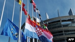 Zastava Hrvatske i ostalih zemalja-članica EU ispred Evropskog parlamenta u Strazburu, 1. jul 2013.