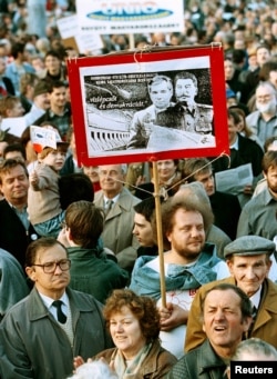 1988-as vízlépcsőellenes tüntetés Horn Gyula és Sztálin fotójával