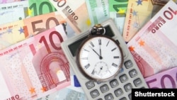 Na primeru primene moratorijuma na kredit na sajtu NBS može se videti da, nakon moratorijuma, korisnik kredita plaća višu ratu (na fotografiji novčanice evra)