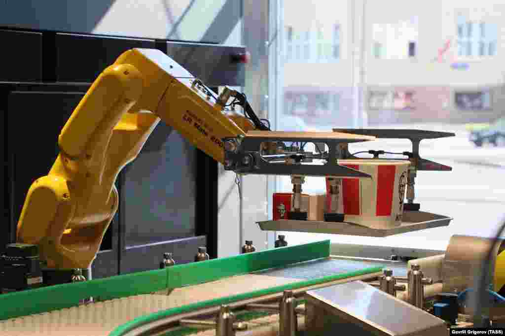 Роботска рака на тестирање пред отворањето на ресторан на KFC во Москва, Русија&nbsp;