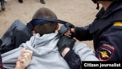 Задержание участника акции протеста 12 июня (архивное фото)
