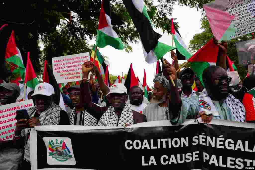 Njerëzit marrin pjesë në një protestë solidariteti me palestinezët dhe Gazën, e organizuar nga një grup i shoqërisë civile, në Dakar, Senegal, më 24 gusht 2025.