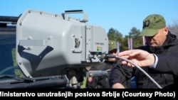 Ministar Ivica Dačić demonstrira upotrebu akustičnog uređaja dugog dometa (LRAD) tipa 450XL i 100X, poznat i kao zvučni top, Beograd, 19. marta 2025.