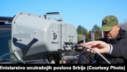 Ministar Ivica Dačić demonstrirao je upotrebu akustičnog uređaja dugog dometa (LRAD) tipa 450XL i 100X, poznatog i kao "zvučni top", Beograd, 19. marta 2025.