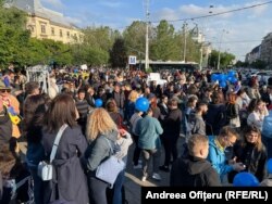 Imagine cu bucureștenii care participă la eveniment.