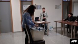 Жена гласa на избирачко место во северната општина Митровица, на 21 април 2024 година.