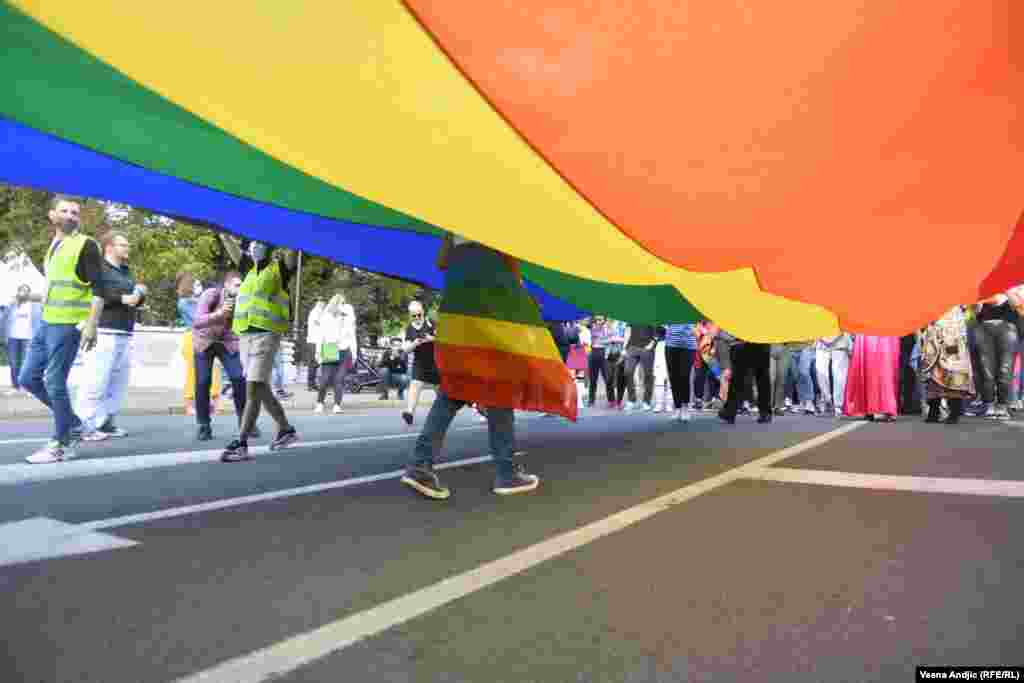 Aktivistkinje i aktivisti Prajda traže brzu i adekvatnu reakciju državnih organa i javnu osudu predstavnika vlasti na govor mržnje i zločine motivisane mržnjom prema LGBTI+ zajednici. Takođe, među zahtevima je poboljšanje zdravstvenih usluga za trans osobe i usvajanje lokalnih akcionih planova za LGBTI+ zajednicu. 