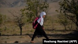 Djevojčica na putu do škole na periferiji Herata, 21. septembar 2021.