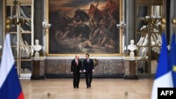 Рускиот претседател Владимир Путин и францускиот претседател Емануел Макрон на средба во Версајскиот дворец во Париз. 29.05.2017