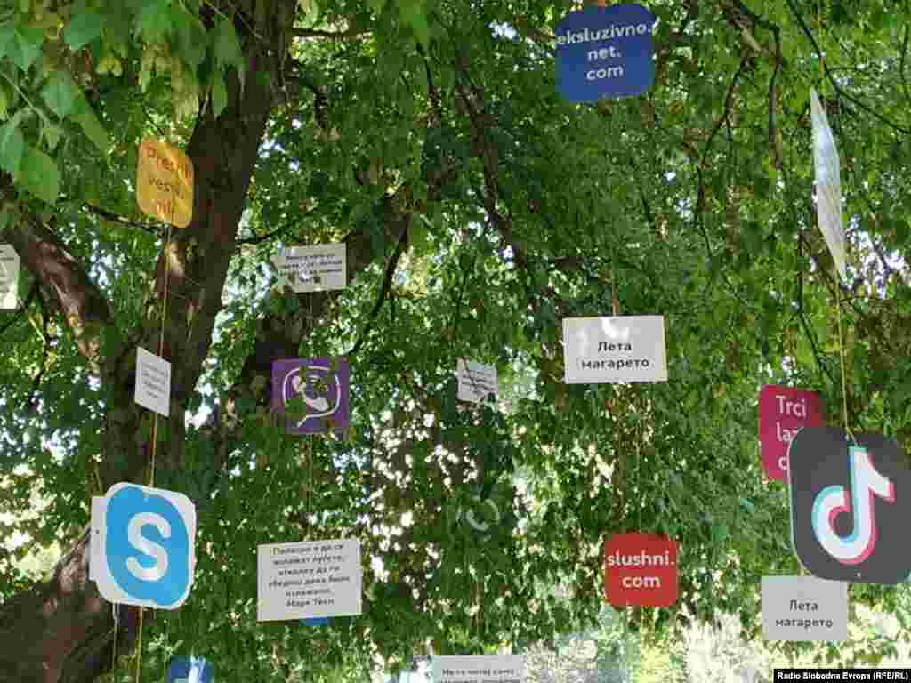 Герила акција против лажните вести во скопскиот „Парк на новинарите“ 