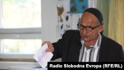 Илустрација - Граѓани гласаат на локалните избори на гласачко место во Скопје,15.10.2017 