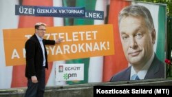 Karácsony Gergely és az Együtt-PM aktivistái átragasztják a kormány egyik tájékoztató plakátját Budán, 2014. május 7-én. 