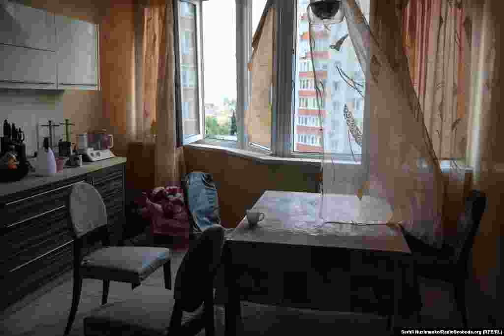 Prozori u kuhinji u blizini jednog mjesta napada su razbijeni usljed udara