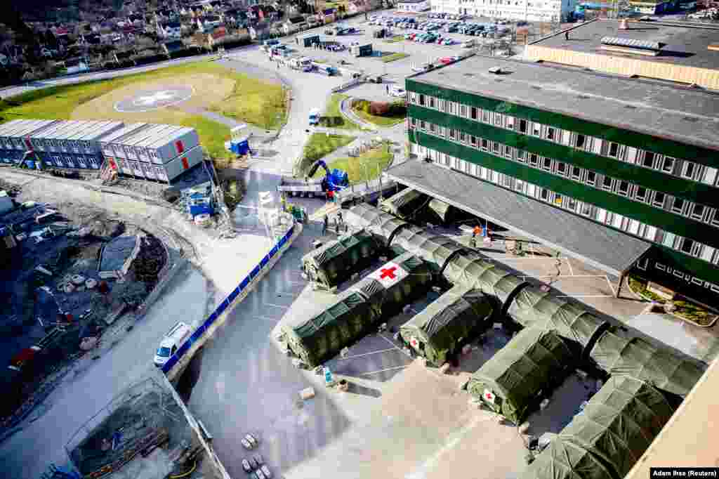 Montažna bolnica u Geteborgu podignuta je kako bi se povećao kapacitet bolničkih kreveta za pacijente obolele od korona virusa. Švedska ima populaciju od 10 miliona ljud i više od tri hiljade potvrđenih slučajeva korona virusa, od čega je oko devedeset ljudi umrlo. Poređenja radi, susedna Danska, koja ima 5,7 miliona ljudi, a koja je&nbsp;zatvorila škole, većinu radnji i zabranila okupljanja više od deset ljudi, prijavila je oko dve hiljade obolelih i oko 50 umrlih.&nbsp; &nbsp;