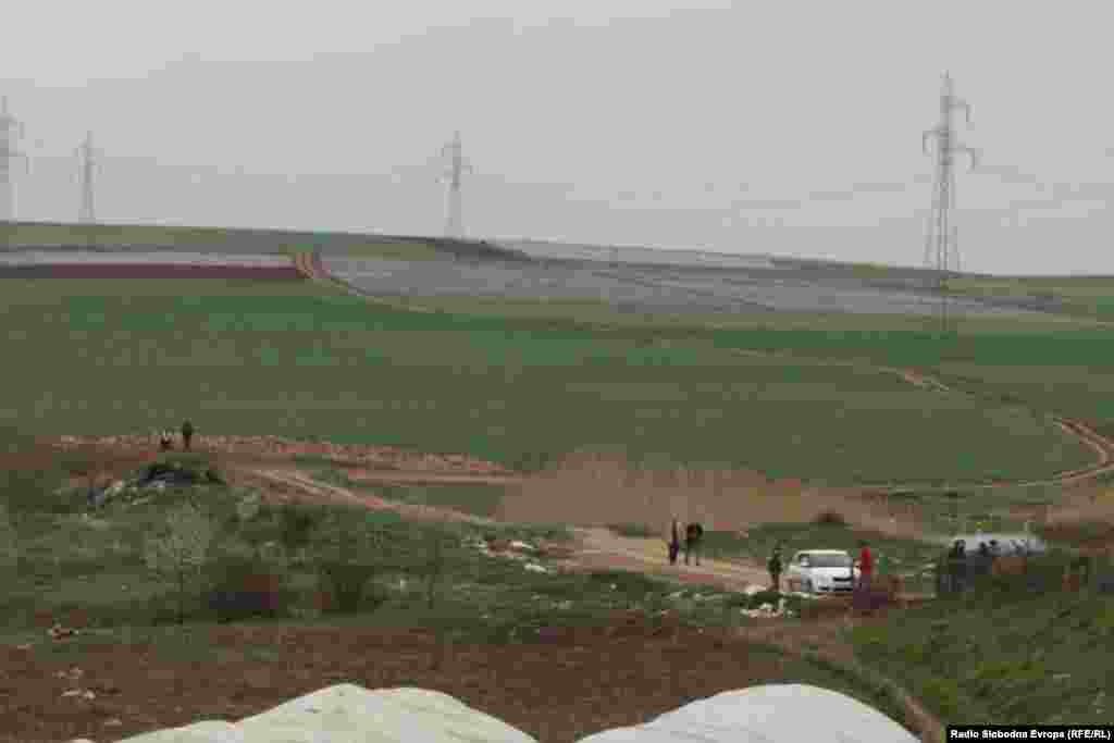 Полицијата врши увид на местото каде што беа убиени пет момчиња во близина на Смилковското Езеро кај Скопје.