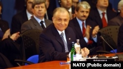 Ion Iliescu a avut trei mandate de președinte al țării: 1990-1992, 1992-1996 și 2000-2004. Aici, la momentul primirii României în NATO, în primăvara lui 2004. 