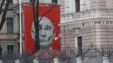 Изображение скелета президента России Владимира Путина на здании напротив посольства России в Риге (Латвия). Январь 2023 года