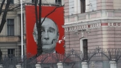 Изображение скелета президента России Владимира Путина на здании напротив посольства России в Риге (Латвия). Январь 2023 года