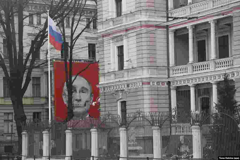 O reprezentare „scheletică” a președintelui rus Vladimir Putin pe o clădire situată în fața Ambasadei Rusiei din Riga, Letonia, fotografiată în ianuarie 2023.