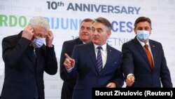 Željko Komšić na Brdo-Brijuni procesu (države kandidati i potencijalni kandidati za članstvo u EU, kao i članice Hrvatska i Slovenija) 17. maja 2021. Iza Komšića su predsjednik Slovenije Barut Pahor, kao i druga dva člana Predsjedništva BiH Milorad Dodik i Šefik Džaferović. 