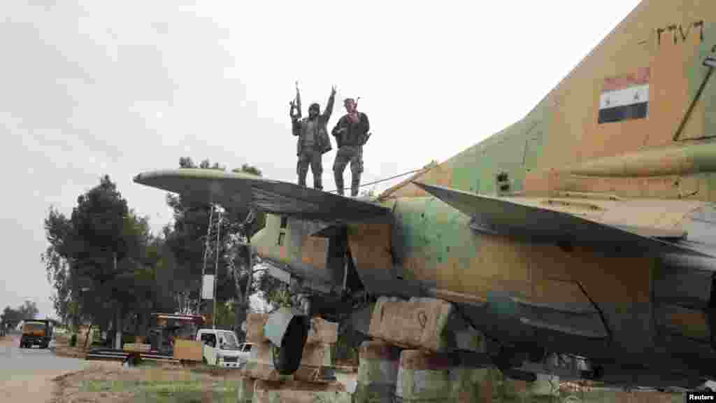 Felkelők egy katonai repülőgépen, amely a Bassár el-Aszad kormányához hű erőké volt, a hamái katonai repülőtéren, miután a szíriai lázadók harcoltak a kormányerőkkel a kulcsfontosságú Homsz városának ellenőrzéséért, és a főváros, Damaszkusz felé haladtak 2024. december 7-én