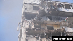 ზაპოროჟიეზე რუსეთის ავიადარტყმით დანგრეული ბინები მრავალსართულიან სახლში. 2025 წლის 22 აპრილი