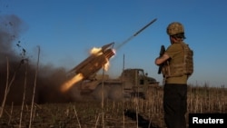 Ukrajinski vojnici ispaljuju rakete Grad MLRS prema ruskim trupama u blizini grada Pokrovsk na prvoj liniji fronta 19. aprila.