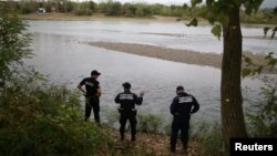 Nema dovoljno graničnih policajaca koji bi kontrolisali istočnu granicu BiH prema Srbiji i Crnoj Gori, a nema ni adekvatne opreme (na fotografiji granični policajci BiH u patroli pored Drine kod Zvornika)