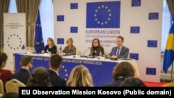 Članovi posmatračke misije Evropske unije (EU) govore na konferenciji za medije u Prištini o svojim početnim nalazima za parlamentarne izbore održane 9. februara na Kosovu, Priština, 11. februar.