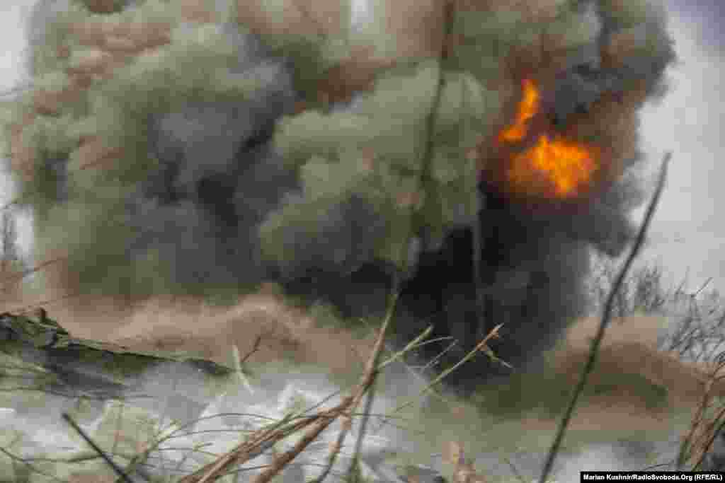 Un proiectil explodează în apropiere de militarii ucraineni însă nimeni nu este rănit.