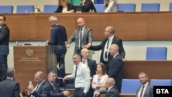 Депутатите от "Възраждане" в опит да блокират трибуната на Народното събрание