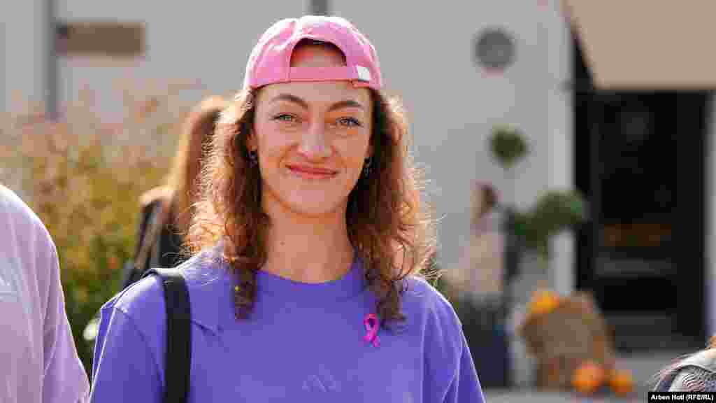 Još jedna učesnica četvrte šetnje u Prištini za podizanje svesti o raku dojke.