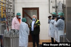 Scenă din timpul filmarilor, Fabrica de conserve din Cupcini