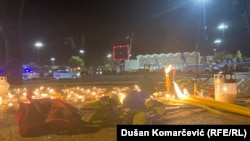 Свеќи и цвеќе во близина на железничката станица