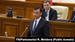 Vitalie Pîrlog (cel de la tribuna Parlamentului), în decembrie 2017, la numirea sa în funcția de director al Serviciului de Informații și Securitate. 