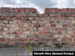 Az Esztergomi rondella felső részén kialakított parkos rész falán is jól látszik az egyik repedés