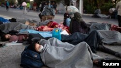 Spavanje pod vedrim nebom posle požara, Morija, Lezbos, 10. septembar