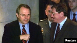 I dërguari special i SHBA-së, Richard Holbrooke (djathtas), dhe ndërmjetësin amerikan, Christopher Hill. Mars, 1999.