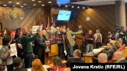 Opozicioni odbornici u Skupštini Novog Sada, u znak protesta, ometaju zasedanje gradskog parlamenta 18. marta.