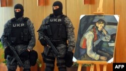 Policija pored pronađene ukradene slike Pola Sezana, april 2012.