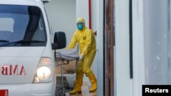 Medicinski radnik u zaštitnom odijelu, Indonezija, 11. mart, 2020. 