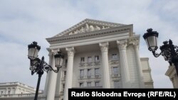 Në ndërtesën e Qeverisë është hequr mbishkrimi “Republika e Maqedonisë” dhe pritet të zëvendësohet me mbishkrimin "Republika e Maqedonisë së Veriut".
