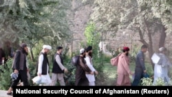 Novooslobođeni talibanski zatvorenici 13. avgusta izlaze iz zatvora Pul-e-Charkhi u Kabulu.