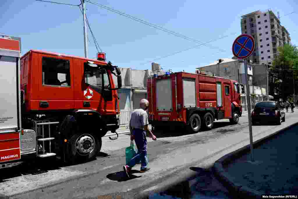 სახანძრო მანქანების ნაწილი დღესაც ბაზრობის სიახლოვეს დგას. წუხელ გაჩენილ ცეხლს 130-მდე მეხანძრე-მაშველი რამდენიმე საათი აქრობდა.