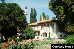 Во время своей поездки в Крым Хирано посетил Ханский дворец в Бахчисарае