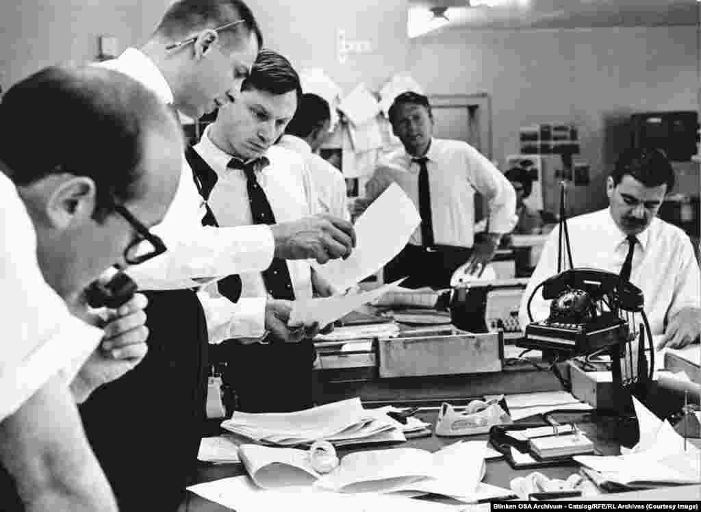 Редакторы за работой в редакции РСЕ в Мюнхене в 1967 году.В 1967 году стало известно о финансировании РСЕ через ЦРУ, и позднее радио начало получать свой бюджет напрямую от Конгресса США. Радио рассматривалось как важный инструмент для ведения войны идей между коммунистическими режимами и западными демократиями