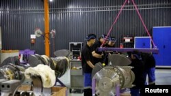 Рабочие Китайской государственной судостроительной корпорации, Шанхай, 25 июля 2017 года