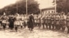 Гетьман Павло Скоропадський оглядає сірожупанників. Позаду гетьмана – військовий міністр Української Держави Олександр Рогоза. Київ, Катерининська вулиця, 27 серпня 1918 року