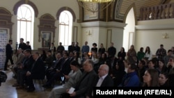 Участники церемонии открытия выставки «Крым сопротивляется»