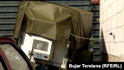 Frigoriferi i mbushur me placenta i vendosur jashtë Klinikës së Gjinekologjisë.